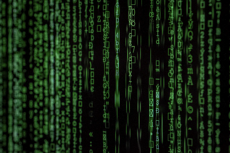 Linhas de código verde sobre fundo escuro, representando desenvolvimento de software